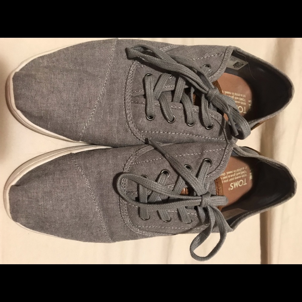 Tom's tennis shoes